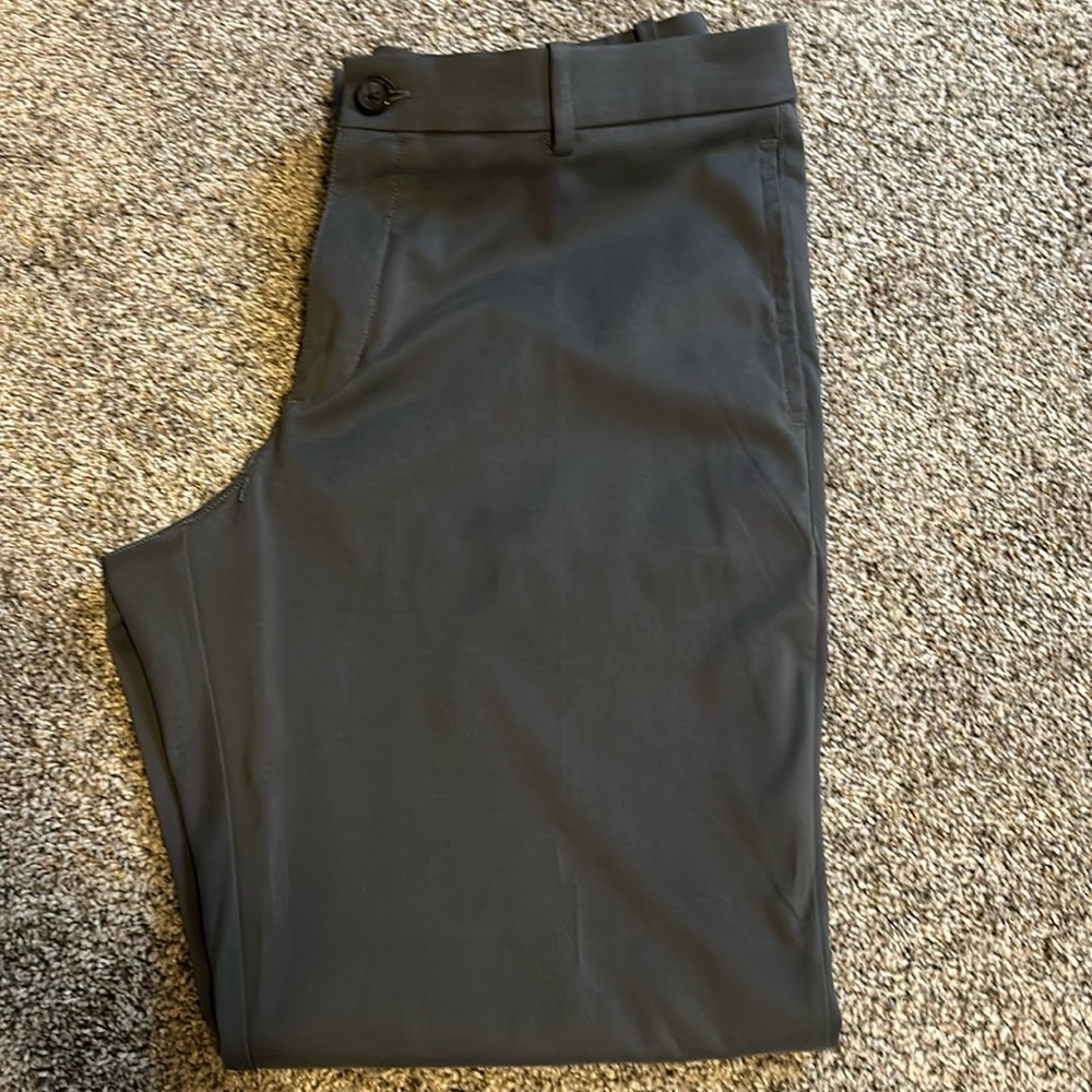 Nike Dri-Fit gray Men’s golf pants.